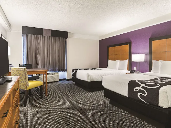 La Quinta Inn & Suites by Wyndham Atlanta Roswell 4