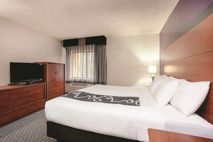 La Quinta Inn & Suites by Wyndham Atlanta Roswell 4