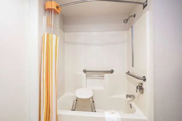 La Quinta Inn & Suites by Wyndham Atlanta Roswell 4