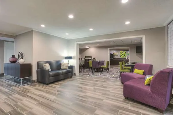 La Quinta Inn & Suites by Wyndham Atlanta Roswell 4