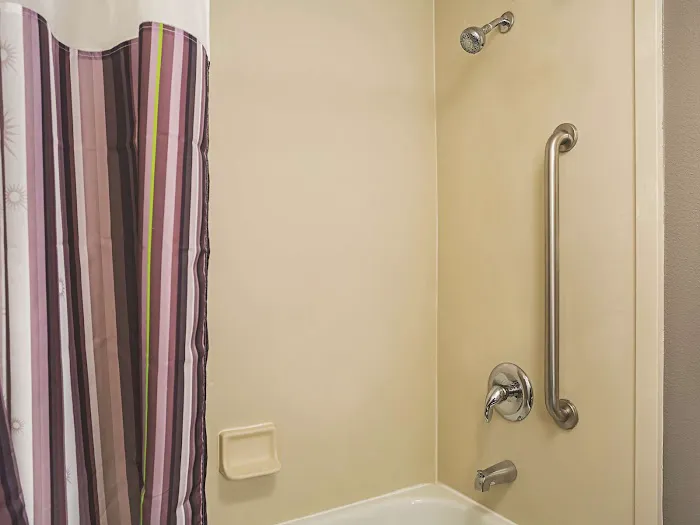 La Quinta Inn & Suites by Wyndham Atlanta Roswell 4