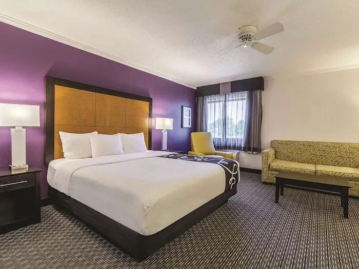 La Quinta Inn & Suites by Wyndham Atlanta Roswell 4
