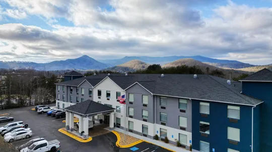 Holiday Inn Express & Suites Hiawassee, an IHG Hotel 4
