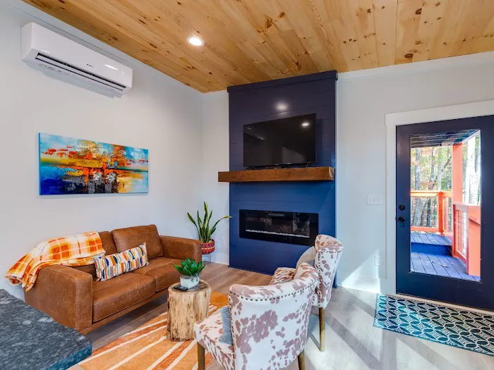 Bigfoot Tiny House /Relaxing in Blue Ridge LLC 4