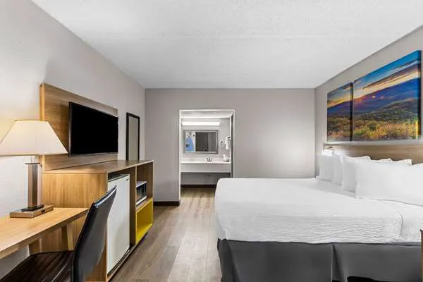 Days Inn by Wyndham Clayton 4