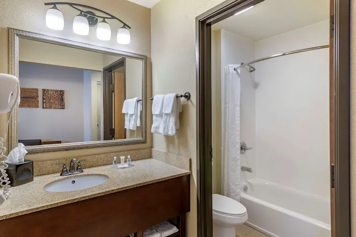 Comfort Inn & Suites 4