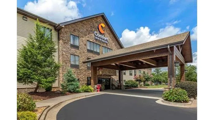 Comfort Inn & Suites 4