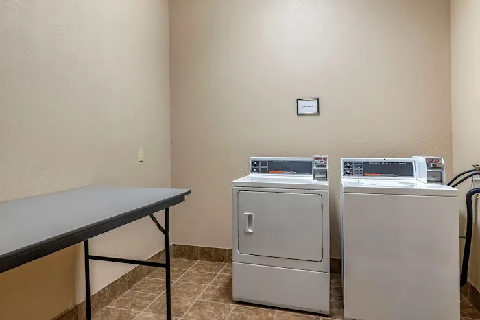 Comfort Inn & Suites 4