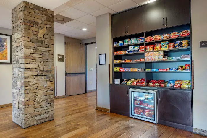 Comfort Inn & Suites 4