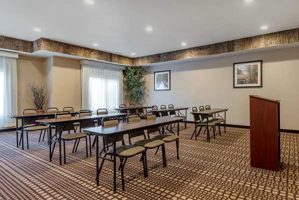 Comfort Inn & Suites 4