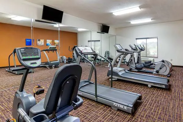 Comfort Inn & Suites 4