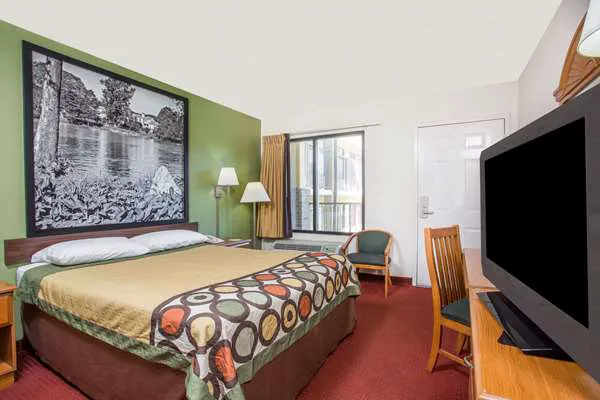 Super 8 by Wyndham Lavonia 4