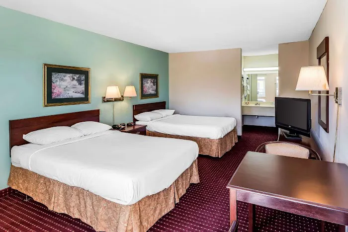 Econo Lodge 4