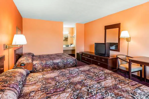 Econo Lodge 4
