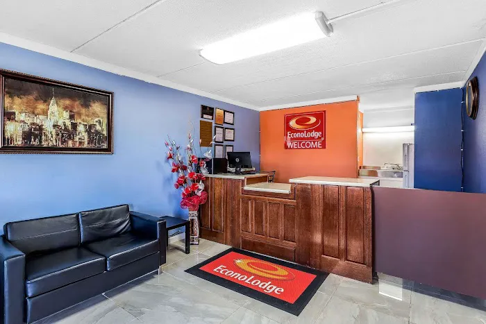 Econo Lodge 4
