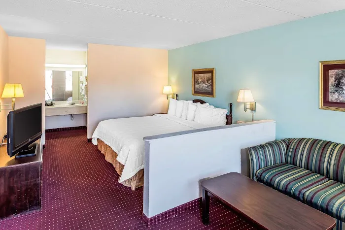 Econo Lodge 4