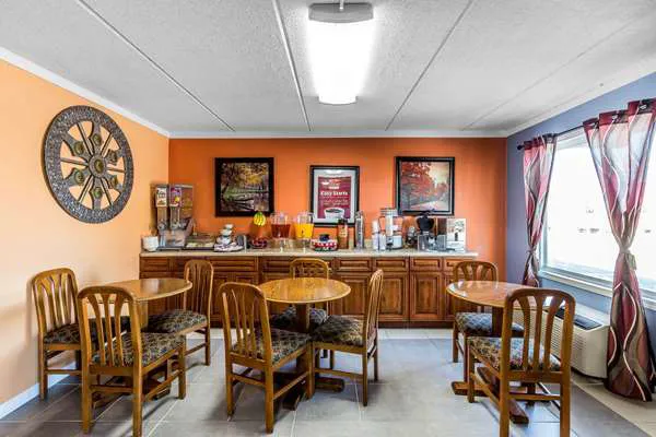 Econo Lodge 4