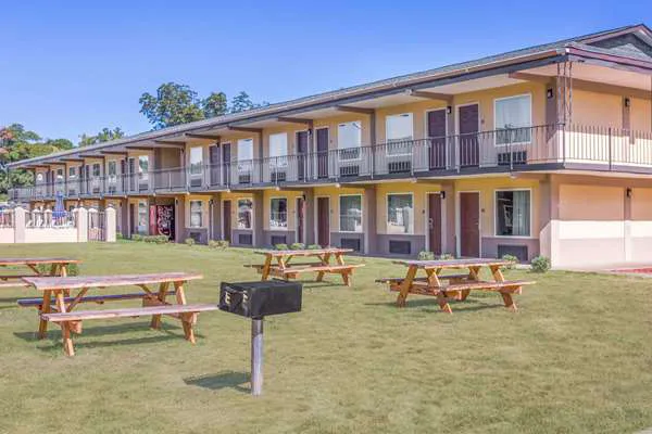 Days Inn by Wyndham Lavonia 4