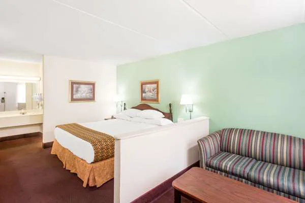 Days Inn by Wyndham Lavonia 4