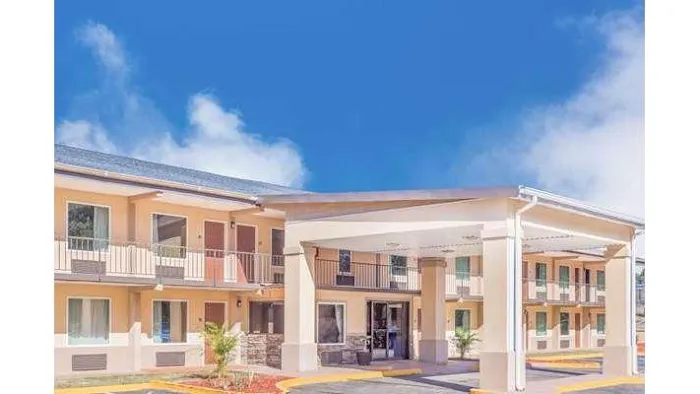 Days Inn by Wyndham Lavonia 4