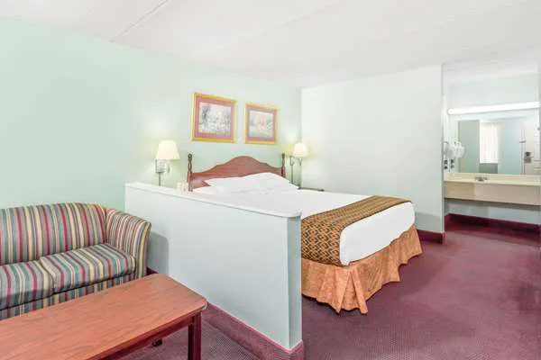 Days Inn by Wyndham Lavonia 4