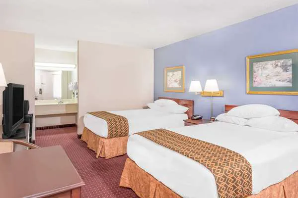 Days Inn by Wyndham Lavonia 4