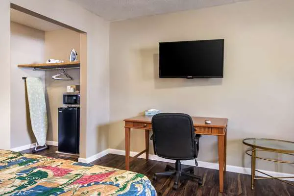 Rodeway Inn & Suites 4