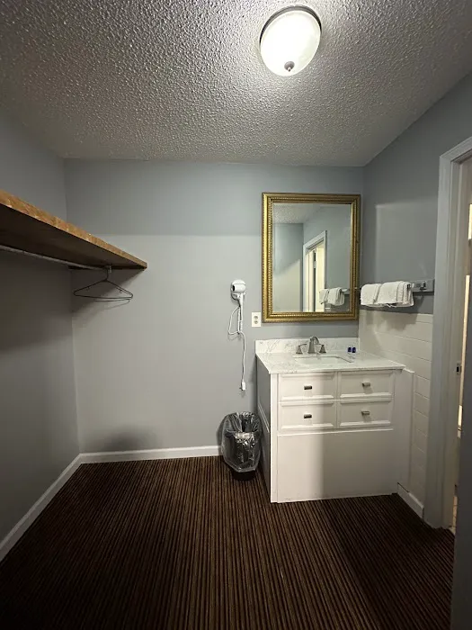 Rodeway Inn & Suites 4