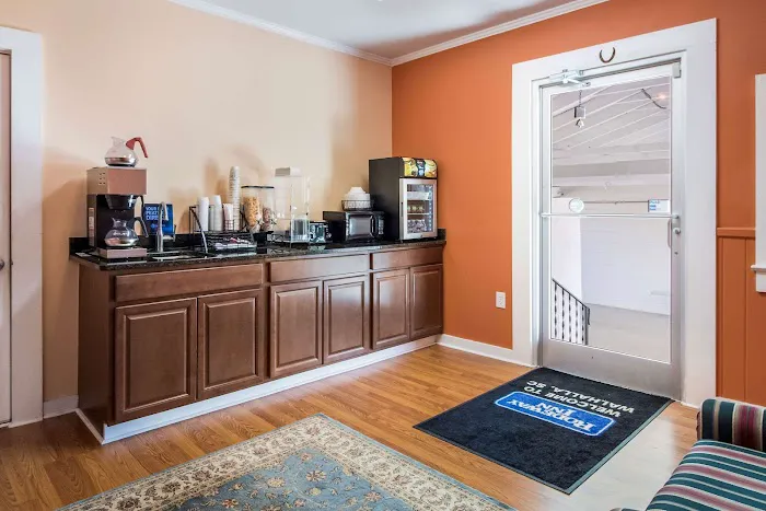 Rodeway Inn & Suites 4