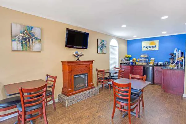 Days Inn by Wyndham Canton 4