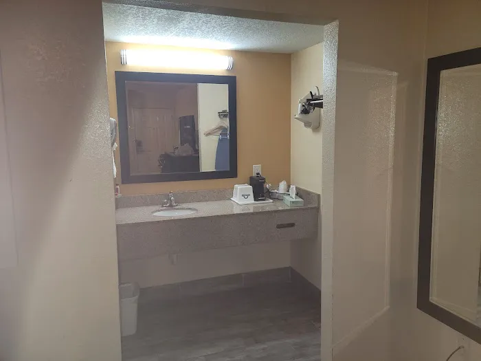 Days Inn by Wyndham Canton 4