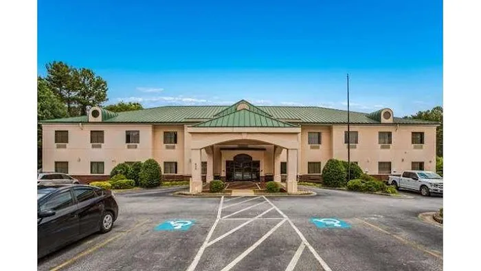 Econo Lodge Inn & Suites 4