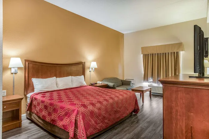Econo Lodge Inn & Suites 4