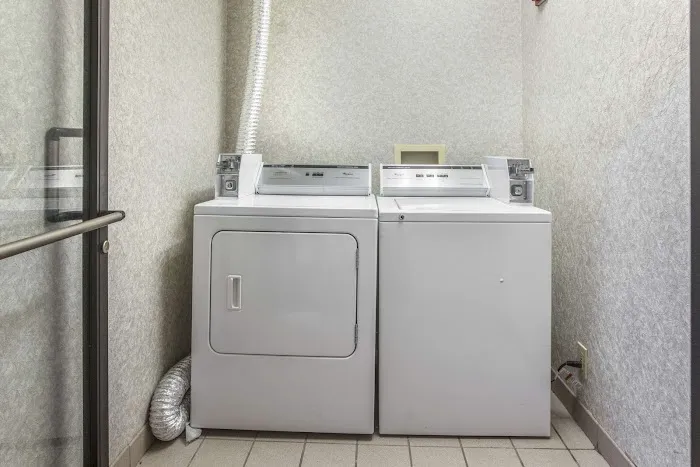Econo Lodge Inn & Suites 4