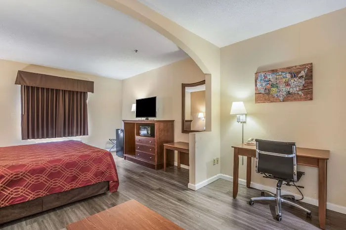 Econo Lodge Inn & Suites 4