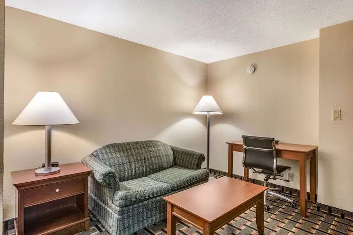 Econo Lodge Inn & Suites 4