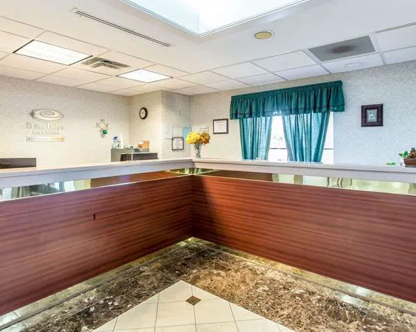 Econo Lodge Inn & Suites 4
