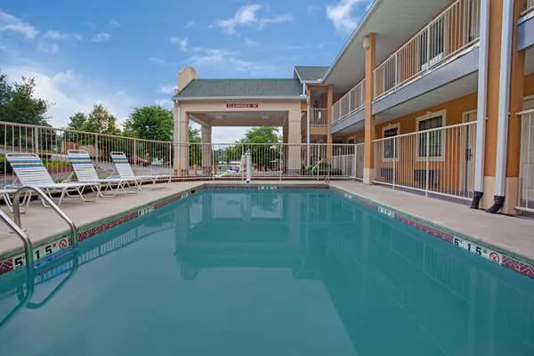 Days Inn by Wyndham Marietta White Water 4