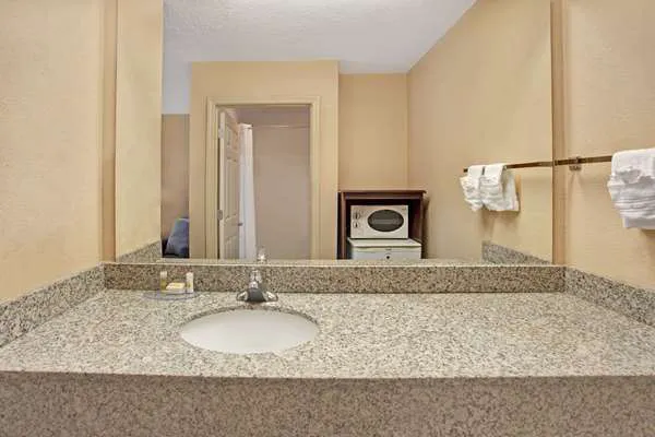 Days Inn by Wyndham Marietta White Water 4