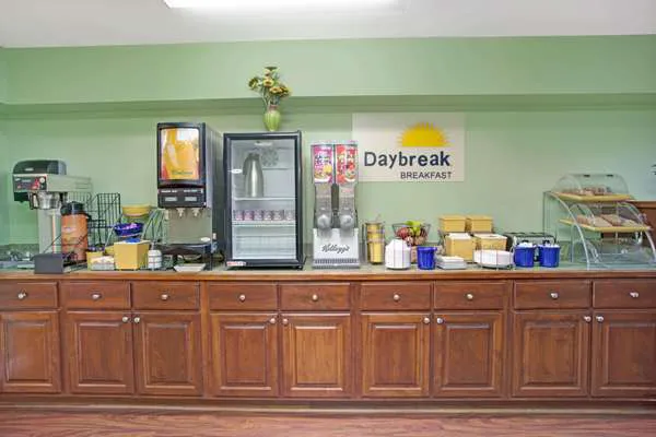 Days Inn by Wyndham Marietta White Water 4