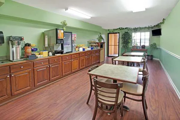 Days Inn by Wyndham Marietta White Water 4