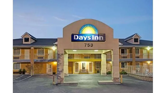 Days Inn by Wyndham Marietta White Water 4