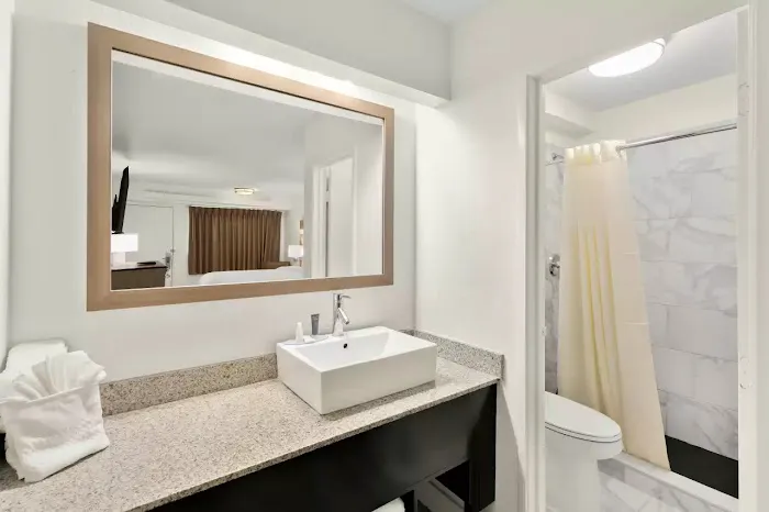 Clarion Pointe Kennesaw Town Center 5