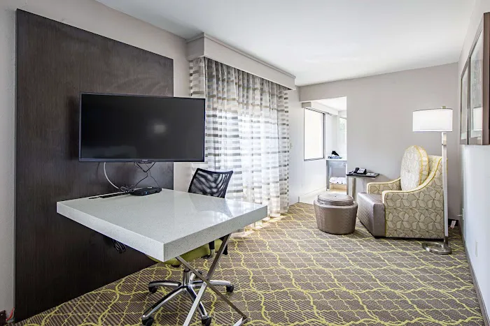 Best Western Plus Clemson Hotel & Conference Center 4