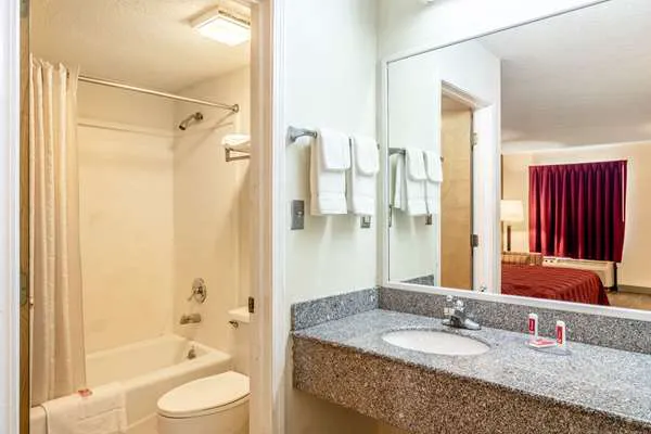 Econo Lodge 4