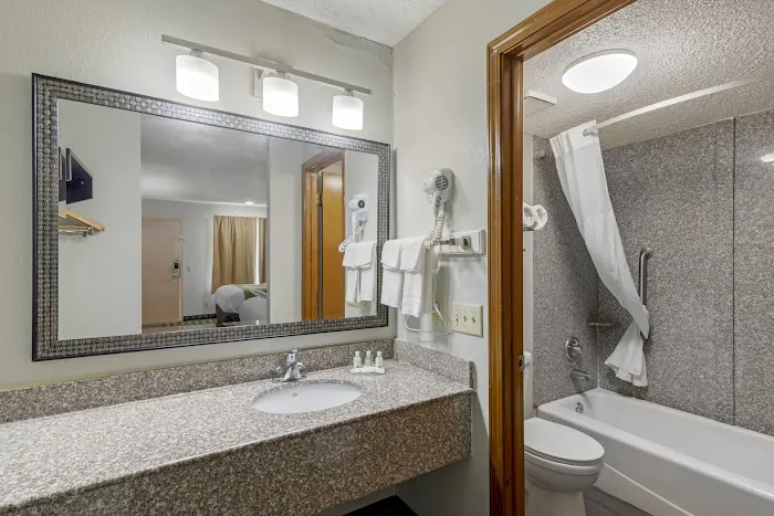 Quality Inn 4