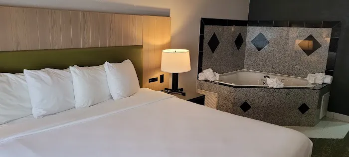 Country Inn & Suites by Radisson, Canton, GA 4