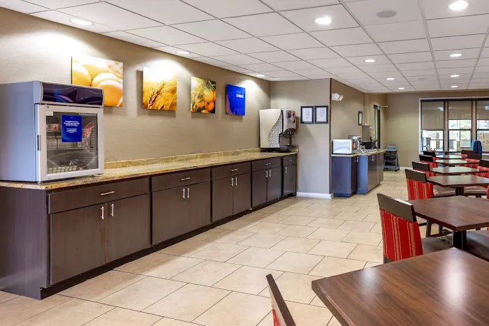 Comfort Inn & Suites 4