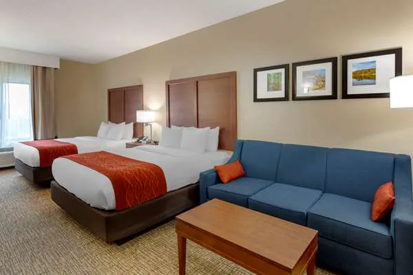 Comfort Inn & Suites 4