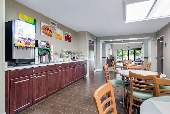 Quality Inn & Suites Canton, GA 4